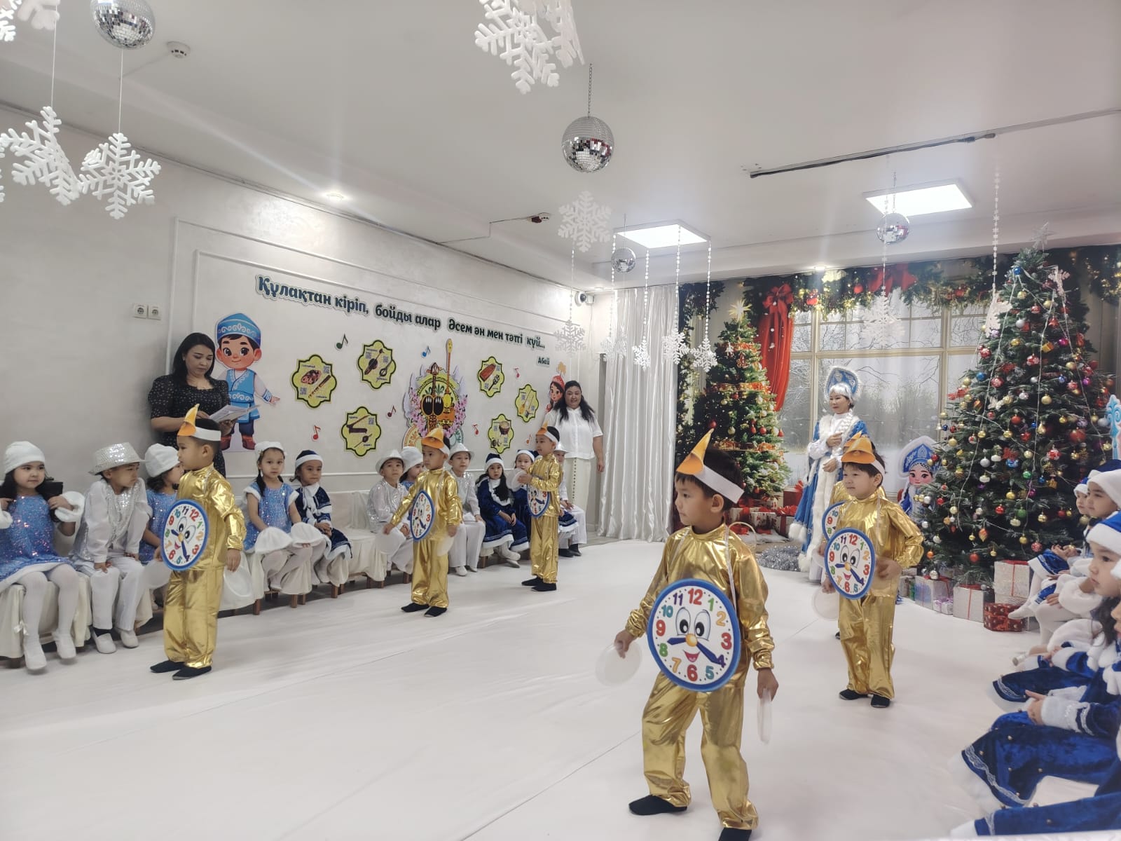 "Келді міне, Жаңа жыл" мерекелік ертеңгілік. Мақсаты:Балалардың Жаңа жыл мерекесіне қызығушылықтарың артыру.Мерекелік көңіл-күй сыйлау. "Қарлығаш " мектепалды даярлық тобы.
