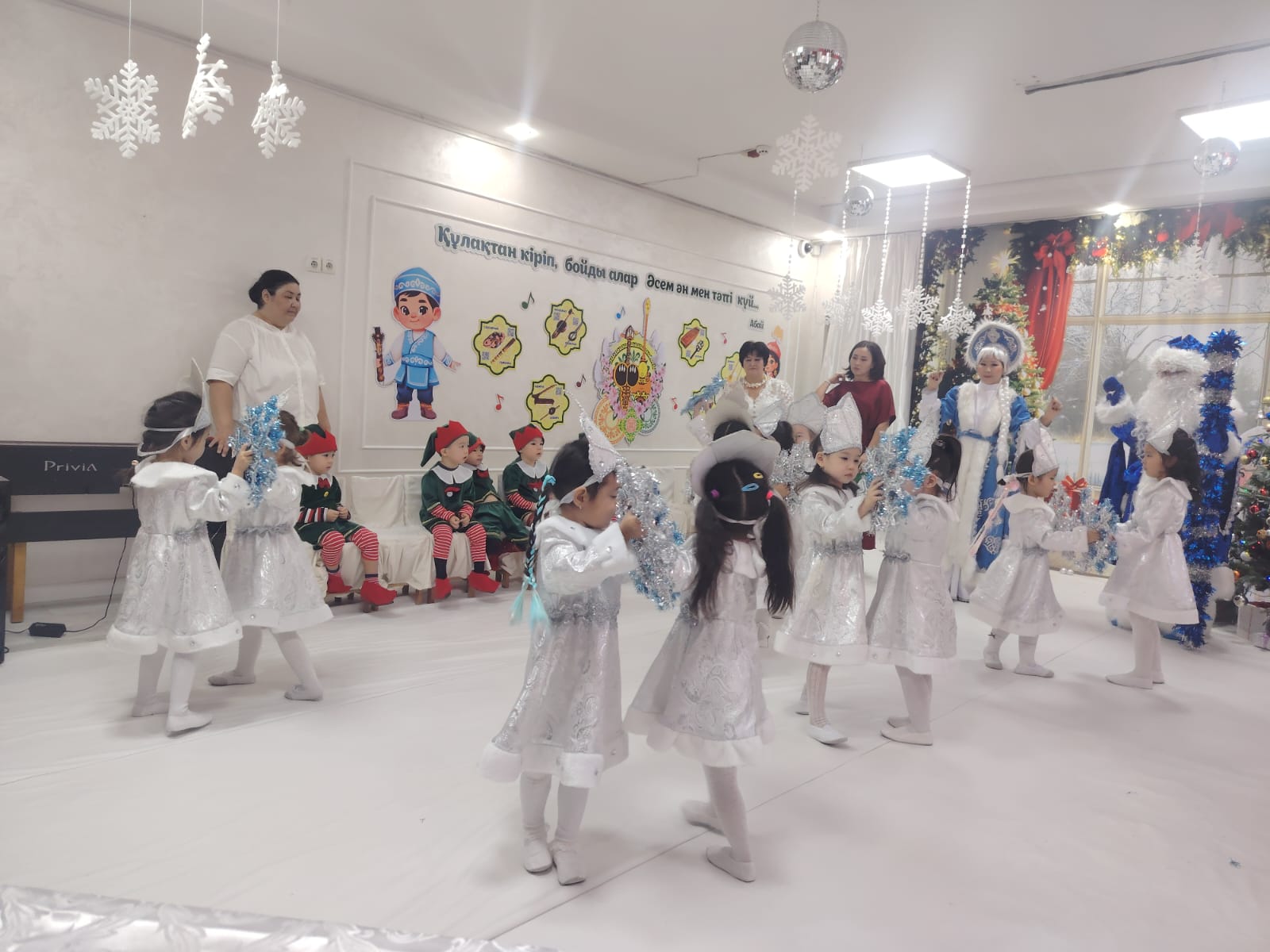 "Құтты болсын, Жаңа жыл!" мерекелік ертеңгілік. Мақсаты:Балаларға мерекелік көңіл-күй сыйлау. Жаңа жыл мерекесі туралы түсініктерін арттыру. "Балауса" ересек тобы.