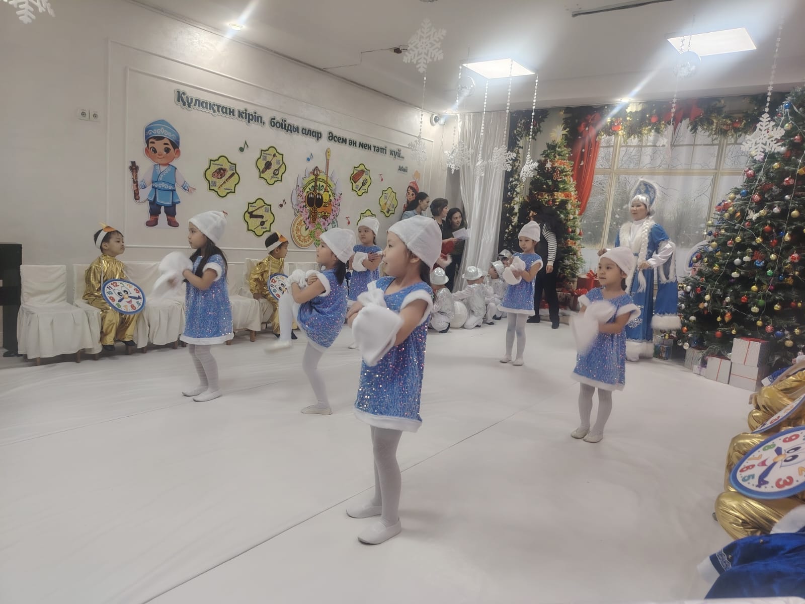 Төрлет, төрлет жаңа жыл!  Мақсаты:Балалардың Жаңа жыл мерекесіне қызығушылықтарың артыру.Мерекелік көңіл-күй сыйлау. "Ақтиін " мектепалды даярлық тобы.